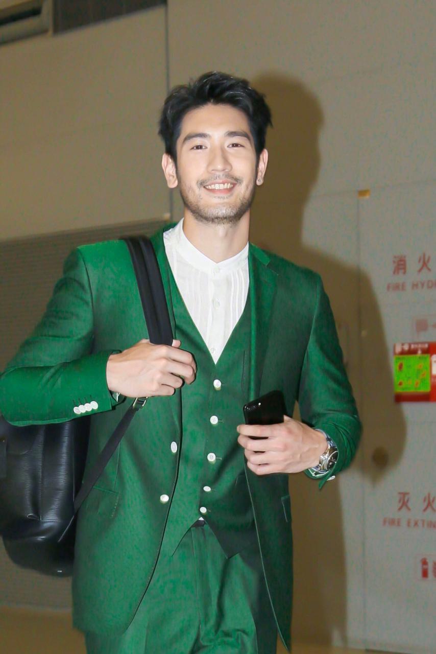 高以翔:你穿西服的样子好绅士!一个阳光大男孩,令人动容