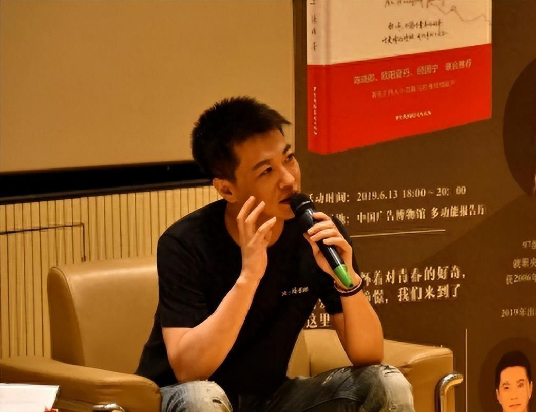 回顾央视主播顾国宁,父亲病逝又离婚,44岁离职央视开启第二人生