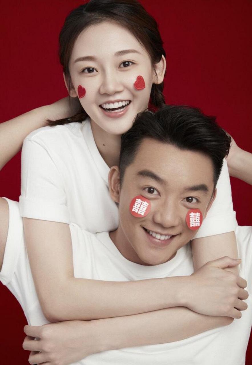 34岁郑恺"晒"结婚照太甜蜜了,与苗苗同穿白色"囍"字情侣装摆pose