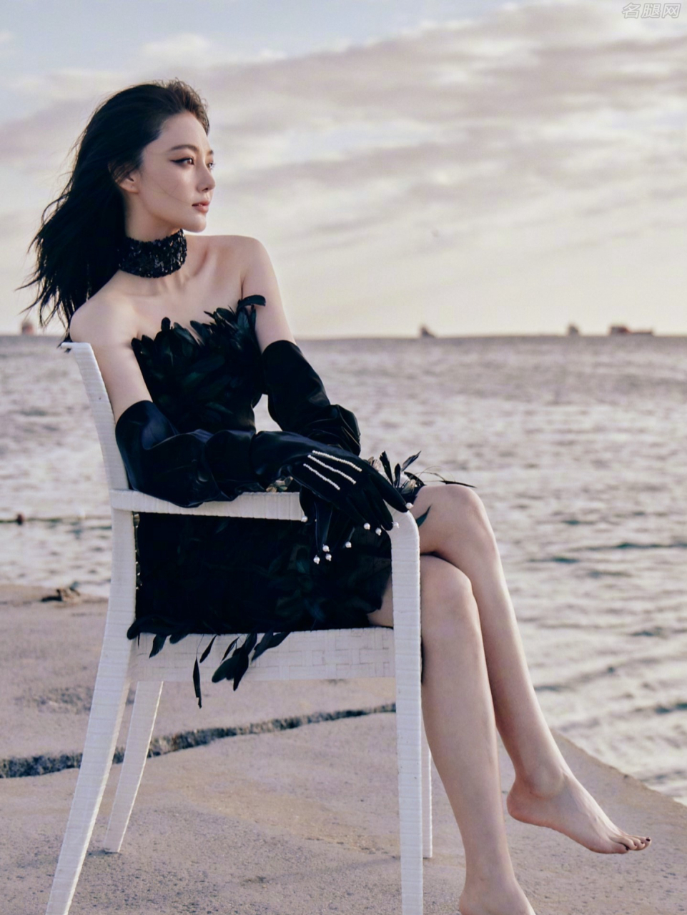 张馨予海滩风情大片,美腿与玉足共舞,演绎"浪漫满泻"的诱惑.