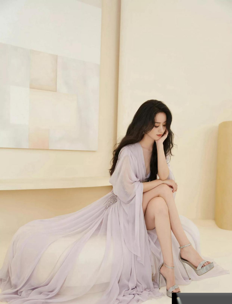 赵丽颖白裙飘飘,美腿修长!