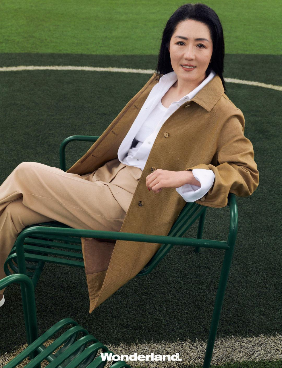 女足登封,穿短裙打扮时髦,女人味十足,女足三代铿锵玫瑰出镜时尚在