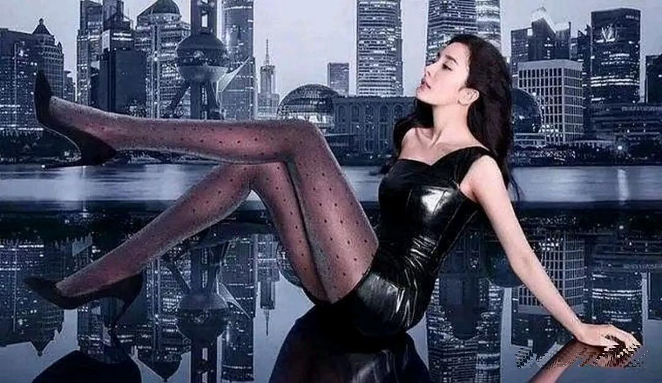 杨幂皮裤皮衣短裙造型,这御姐风就是飒