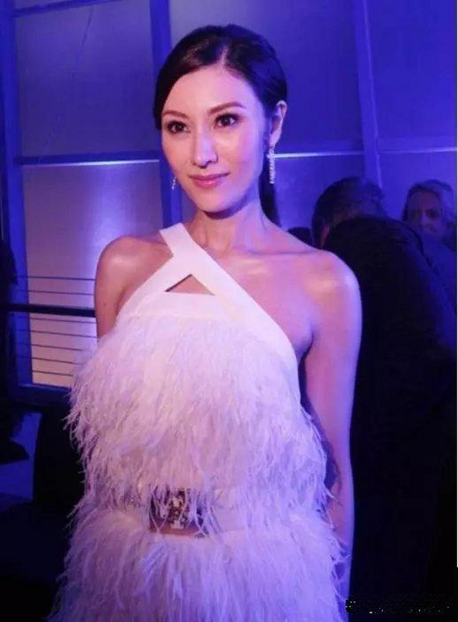 李嘉欣有多"嫩"?与36岁张梓琳同框,丝毫不输!