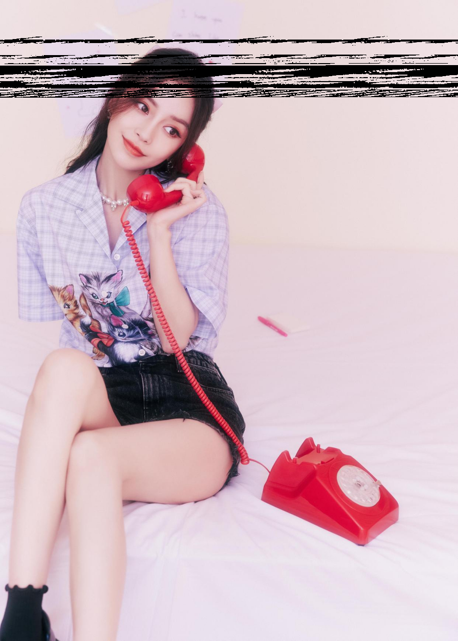 angelababy打电话好萌,穿"猫咪衬衫"毛边短裤,打扮甜美可爱