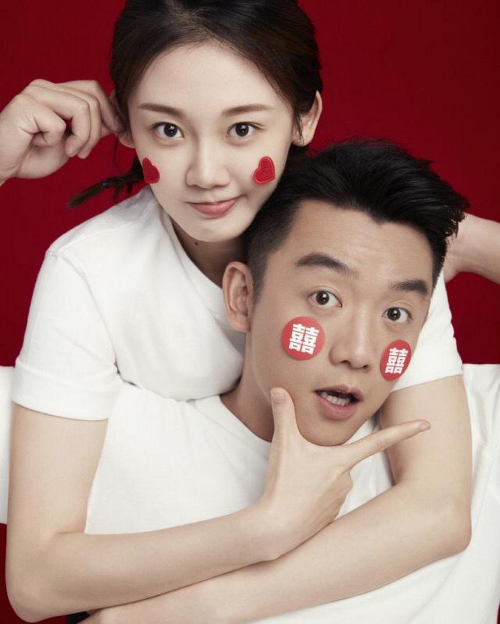 34岁郑恺"晒"结婚照太甜蜜了,与苗苗同穿白色"囍"字情侣装摆pose