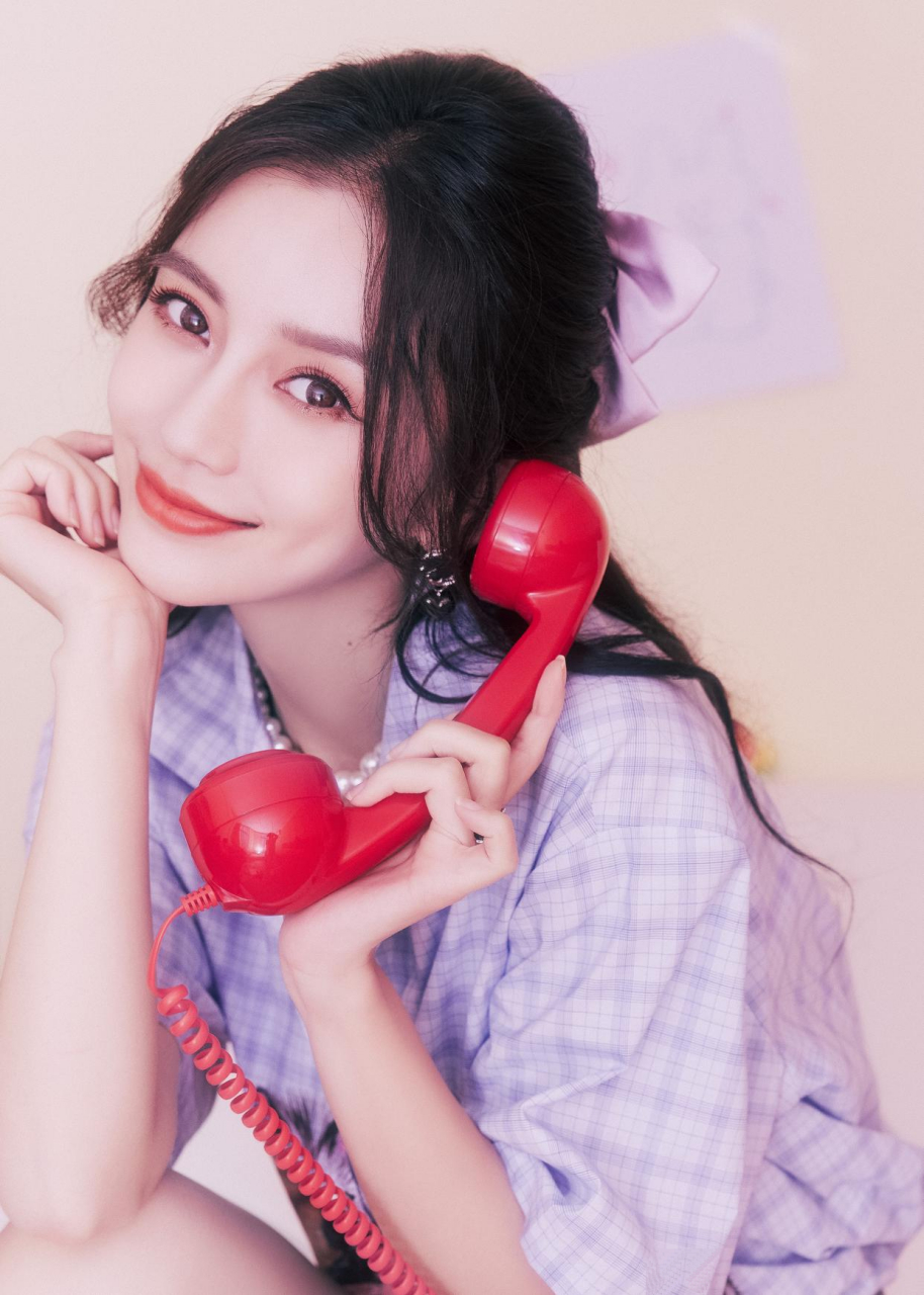 angelababy打电话好萌,穿"猫咪衬衫"毛边短裤,打扮甜美可爱