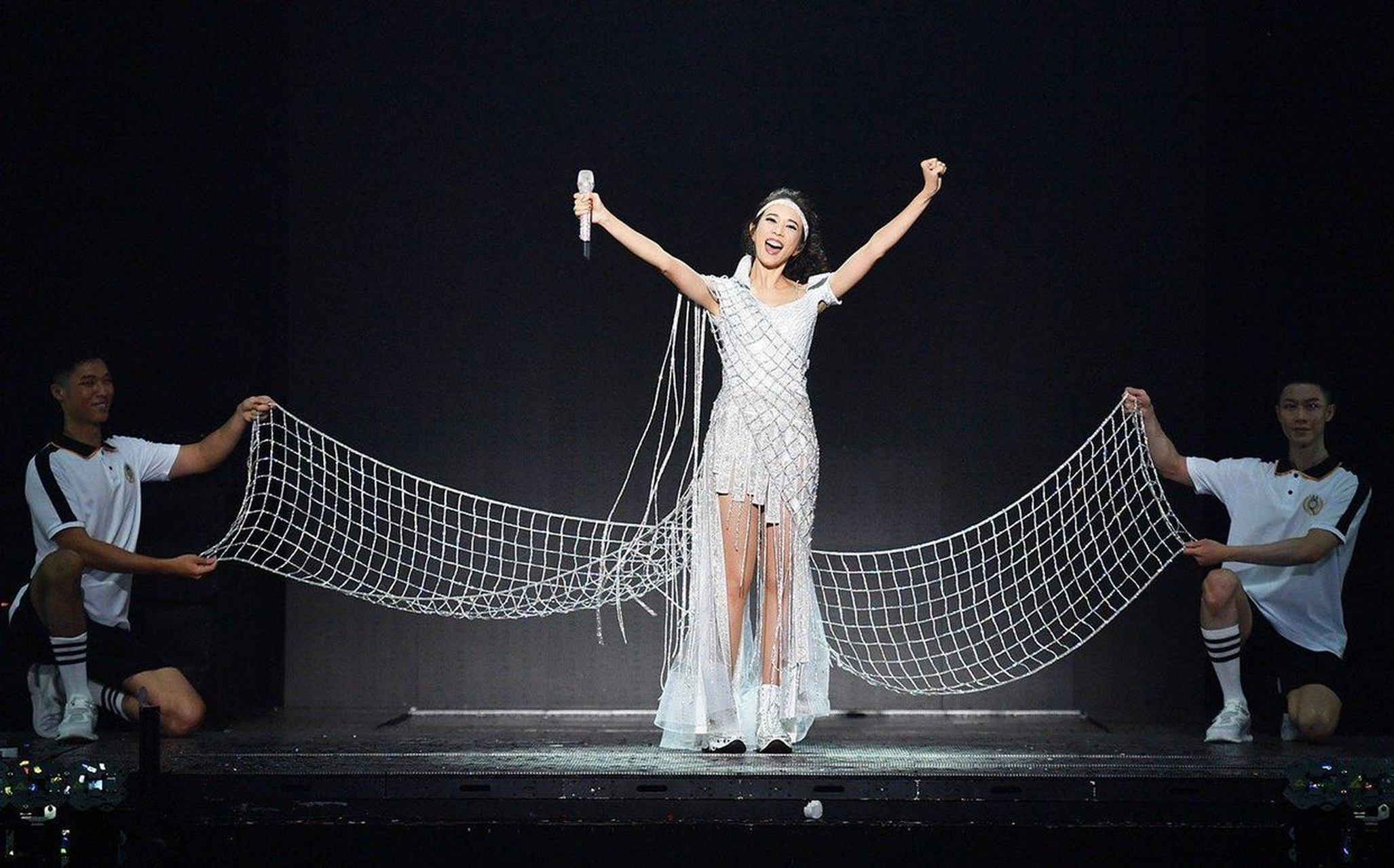 51岁莫文蔚也太瘦了