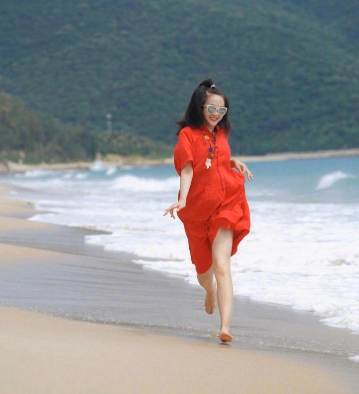 21岁林妙可长大了,穿红裙身材圆润,脸蛋圆圆似小学生,"奥运女孩"