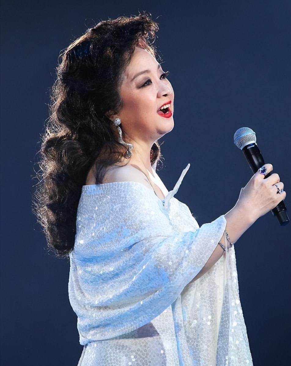 回顾徐小凤:熠熠生辉几十年,她从乐坛离开是娱乐圈的"悲哀"