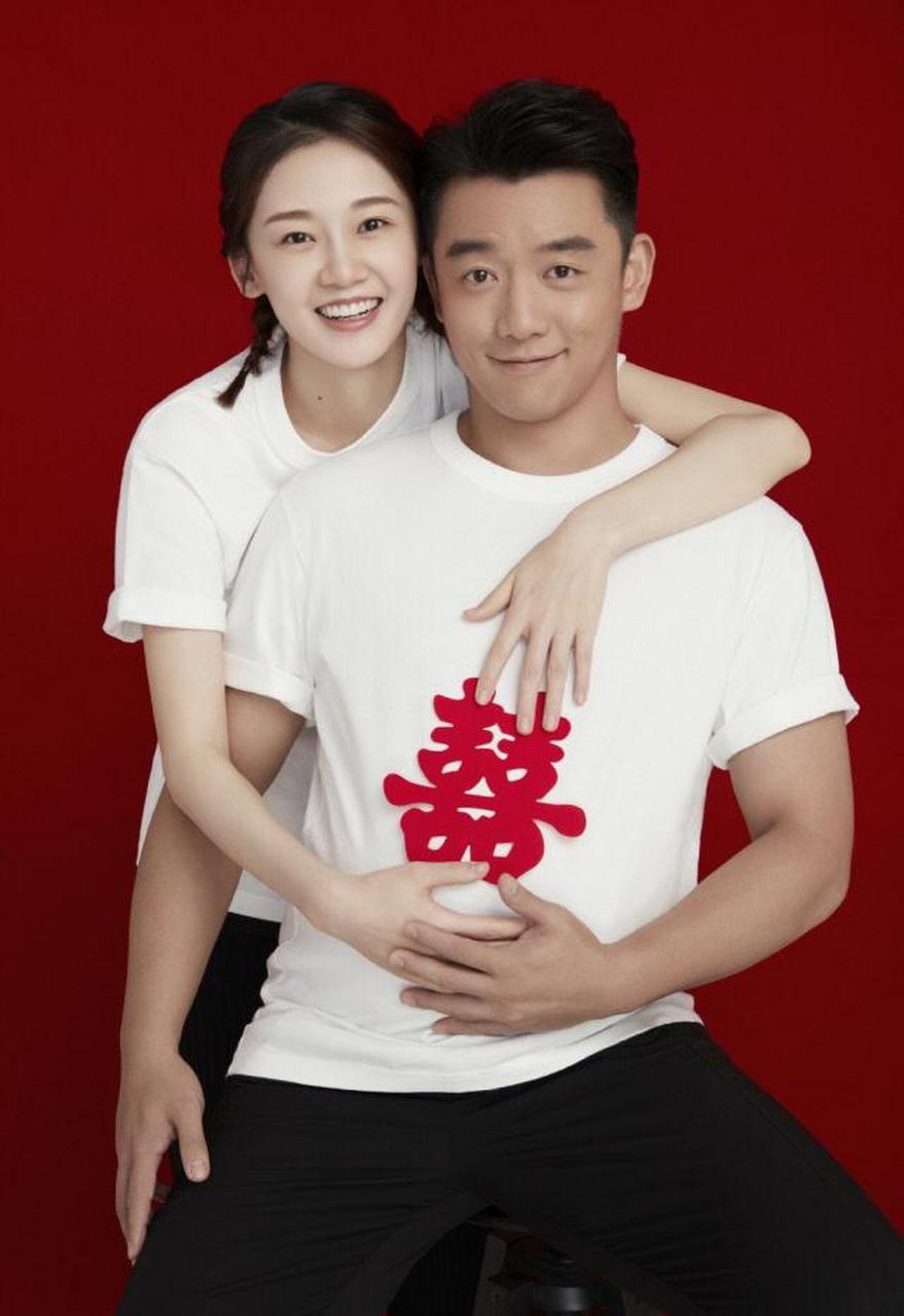 34岁郑恺"晒"结婚照太甜蜜了,与苗苗同穿白色"囍"字情侣装摆pose