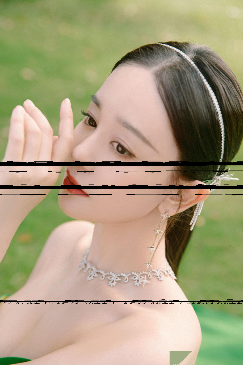 36岁海陆这身材火辣,穿抹胸绿裙曲线饱满