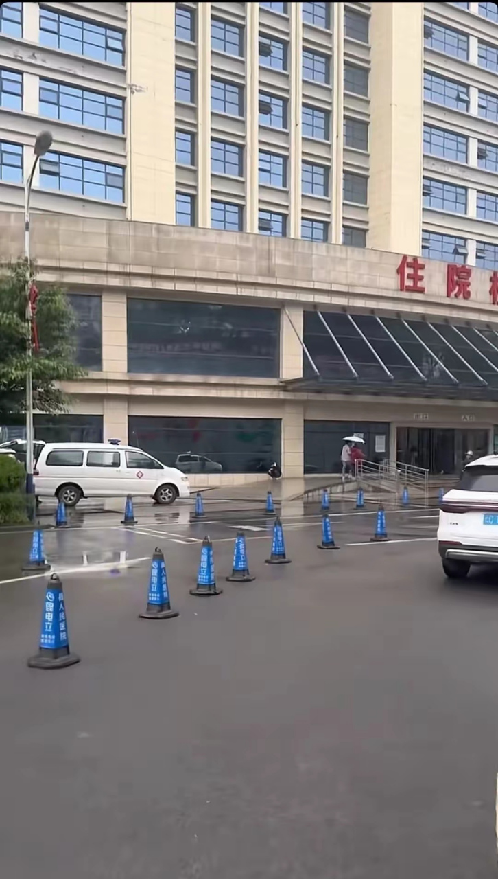 昭通镇雄县人民医院比往日冷清不少,门诊楼入口处增加了安检,楼内增加