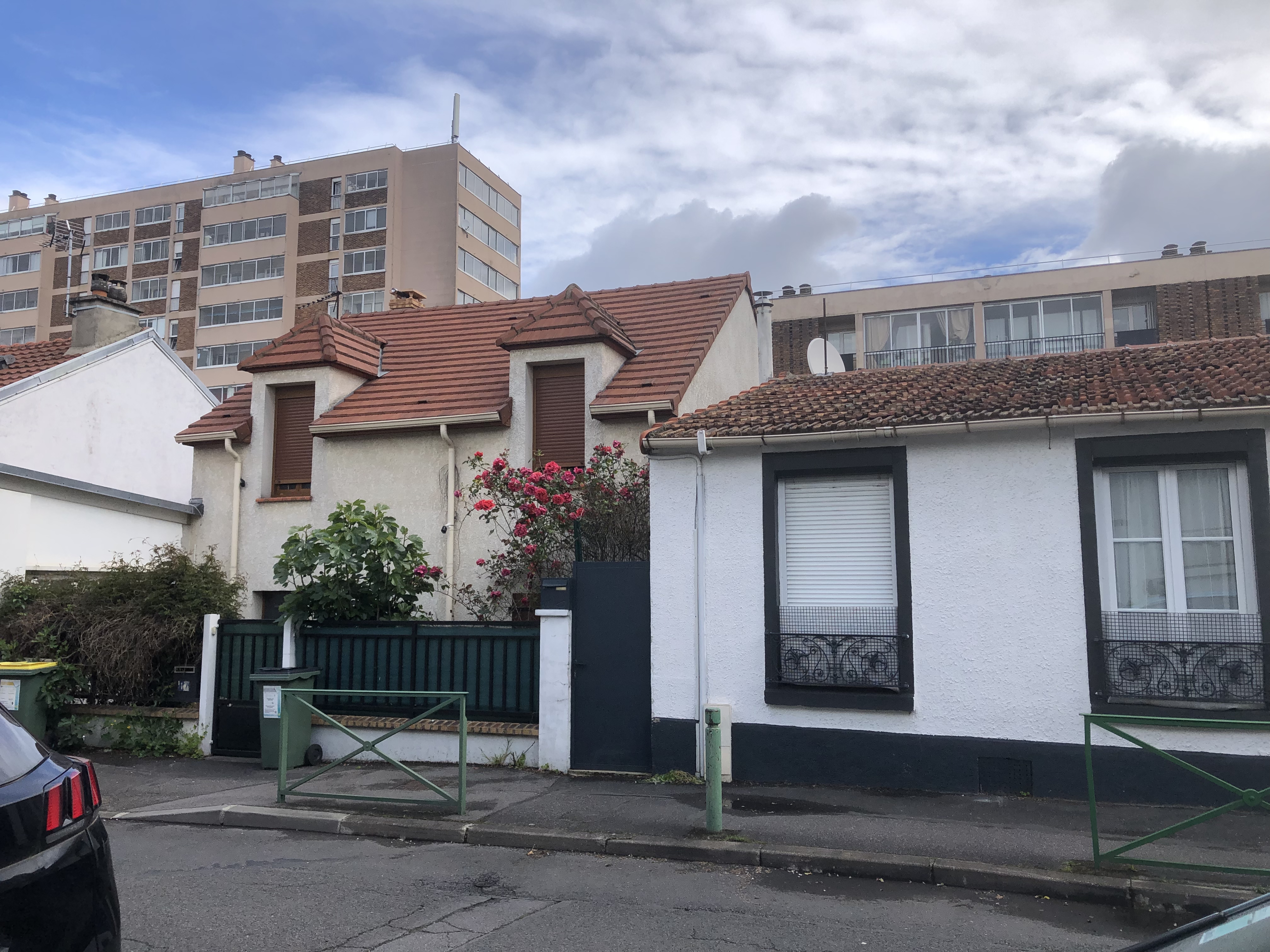 法国巴黎,街头随拍. 街道民居,蓝天白云,加上鲜花点缀便是一幅美图!