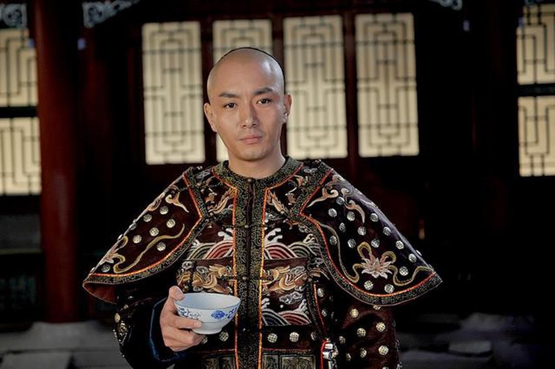 爱新觉罗胤礼是康熙第十七子,母亲出身卑微且未得及时册封.
