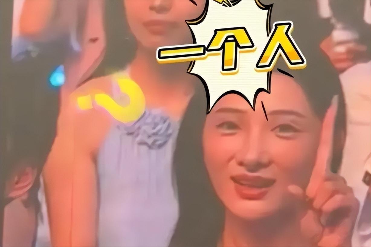 薛之谦调侃着这位眼镜小哥,问他今天是不是带了女朋友来.