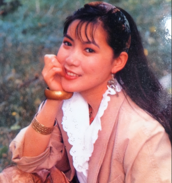 事业正当红时,沈丹萍不顾家人的反对嫁给了一位德国人,在80年代思想