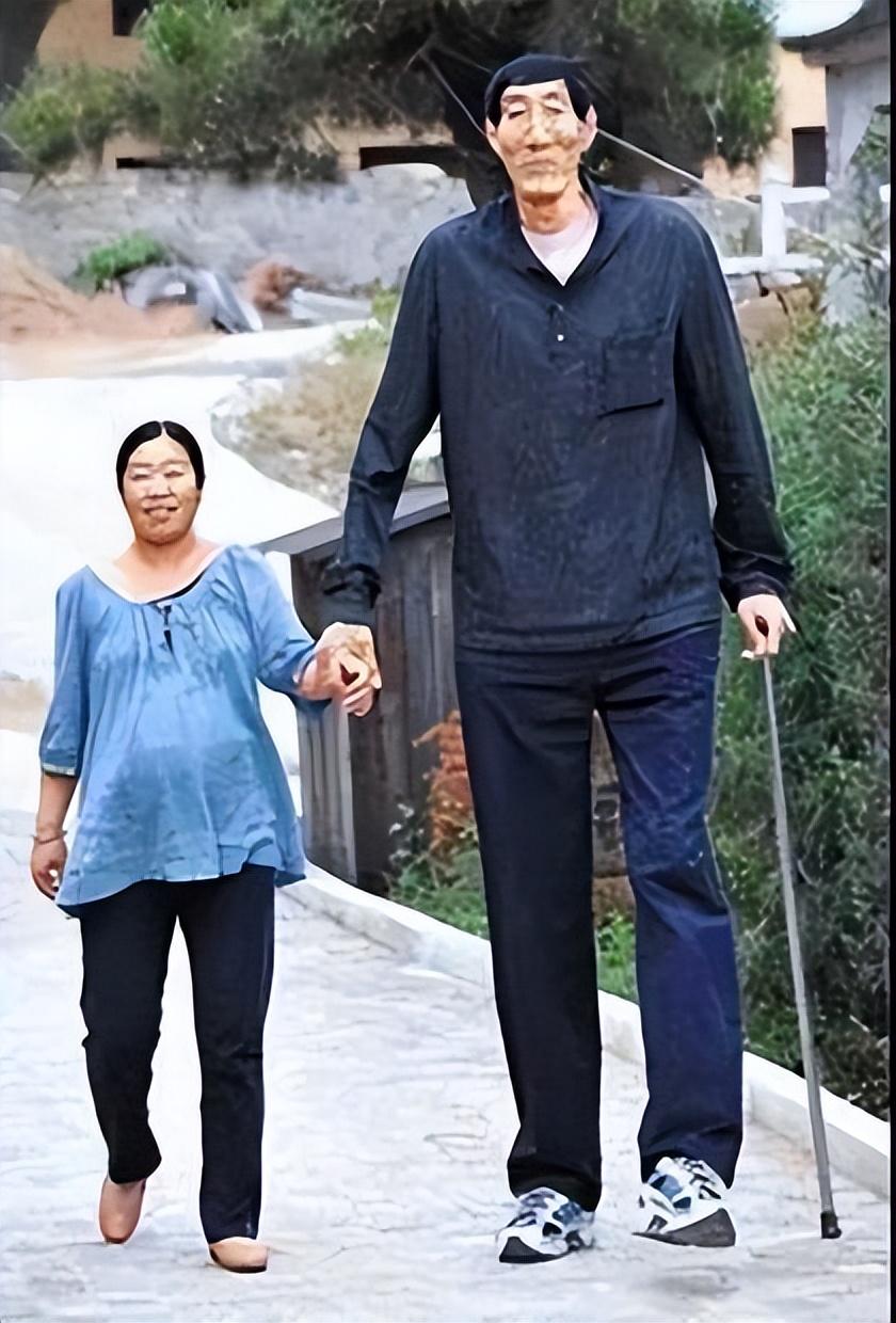 回顾中国"巨人"鲍喜顺:不听医生忠告执意生子,后来儿子身高多少?