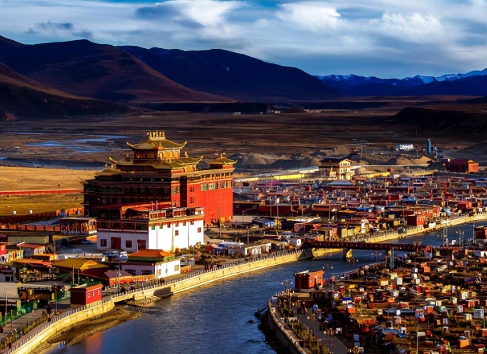 亚青寺是一个位于四川省甘孜藏族自治州的知名寺庙,自1985年由喇嘛