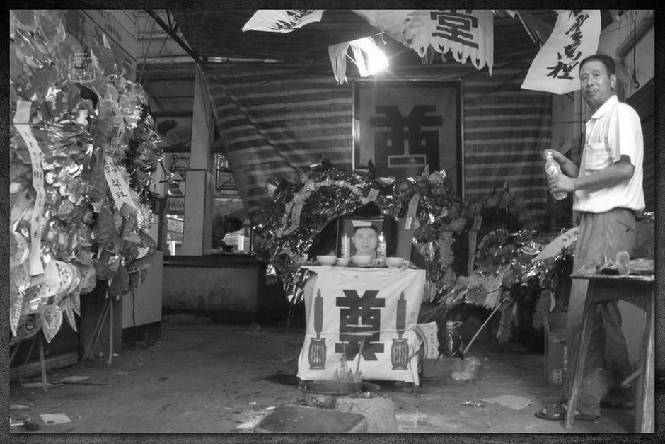 2012年,湖南一鱼贩扶老人被讹20万,喝农药自证清白,咋回事?