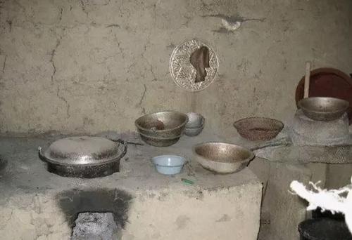 等她醒来时,映入眼帘的是一个破旧不堪的小房间.