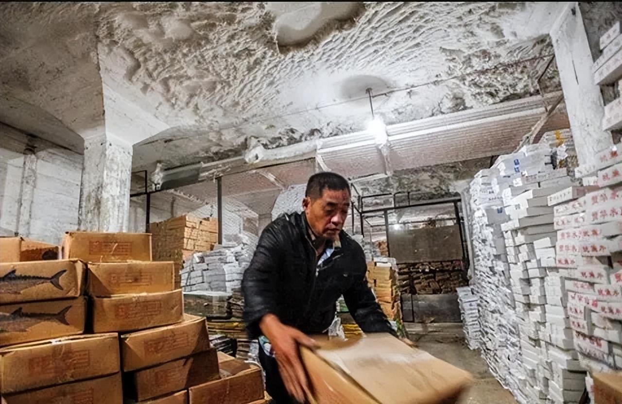 2010年丈夫带回脑瘫弃婴,为治病欠债百万,却发现和丈夫越长越像