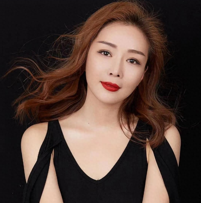 大领导夫人(沈丹萍饰)在傻柱露了一手厨艺后,对傻柱的看法有所改变.