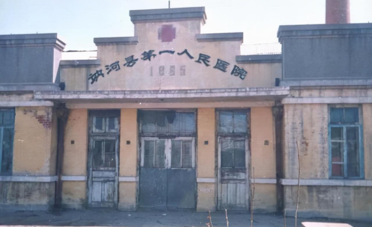 "1999年8月20日凌晨四点多,讷河市公安局响起了一阵急促的电话铃声
