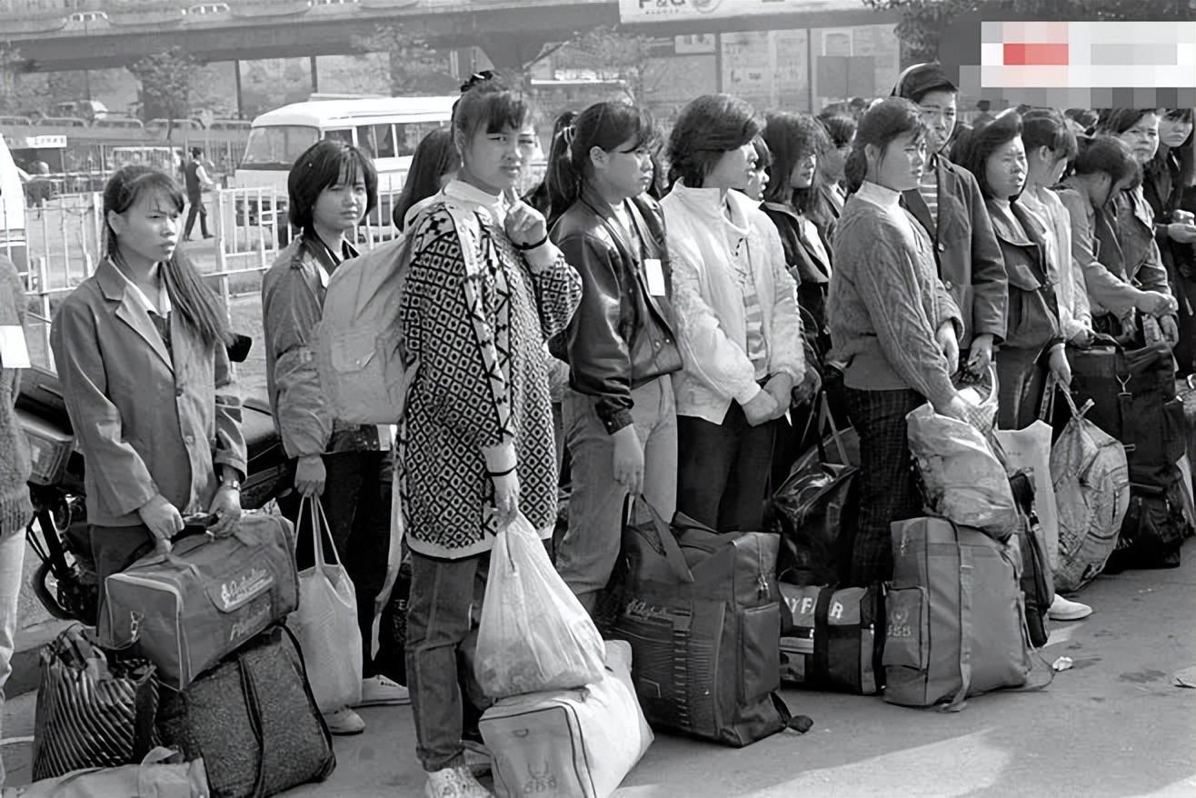 回顾3年捡到2个女婴,42岁男子终生未娶,女儿:我的父亲只有一个