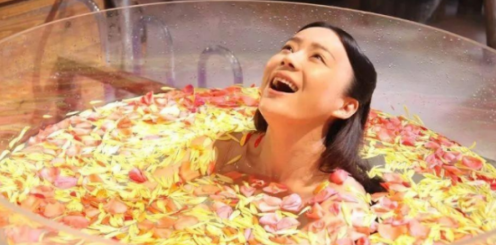 电视剧《三生三世十里桃花》里面,迪丽热巴在树林里面被敌人穷追不舍.