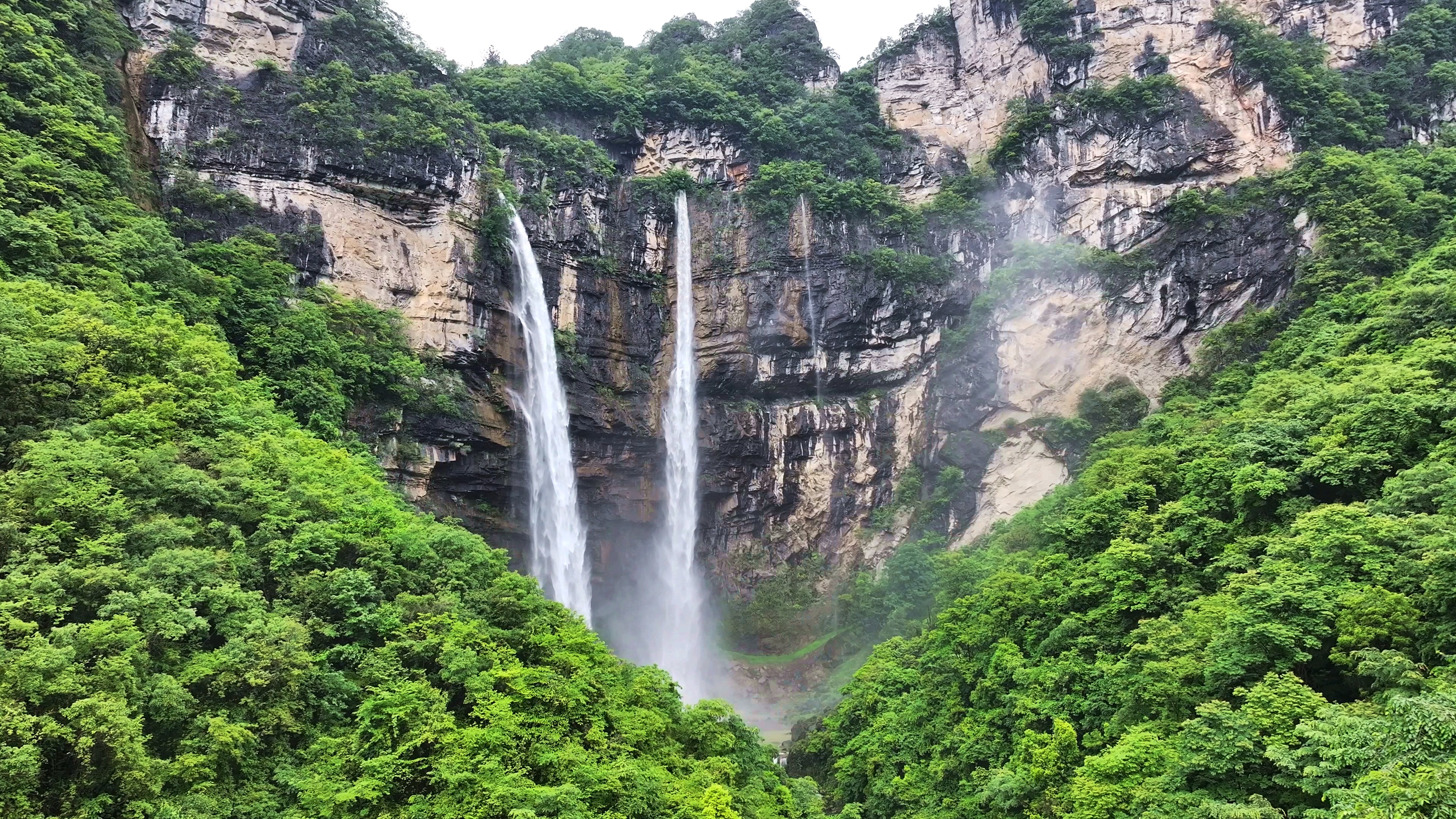 贵州施秉:江凯河瀑布"三瀑同挂"正在"加载"