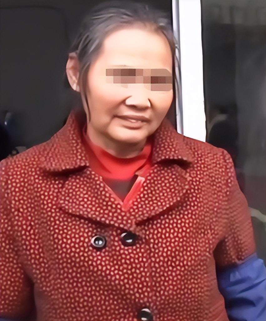 从黑色轿车下来的中年女子,便是他们家失散的大女儿姚杰,抱着她痛哭的