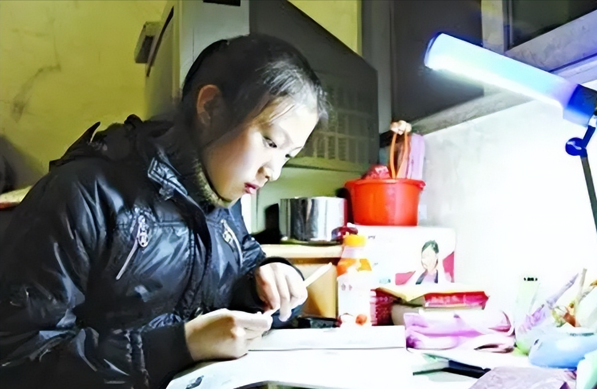 回顾:江西12岁女孩火灾中救下15人,57岁大爷当众"跪谢"