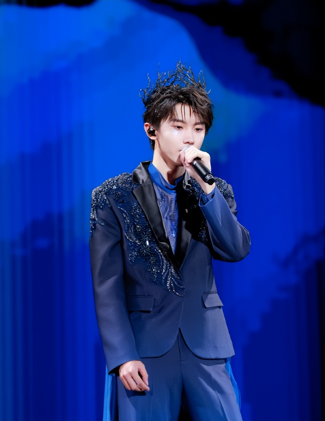 是什么惹全场粉丝泪目,马嘉祺钢琴弹唱《慢冷》,诠释爱的温度!