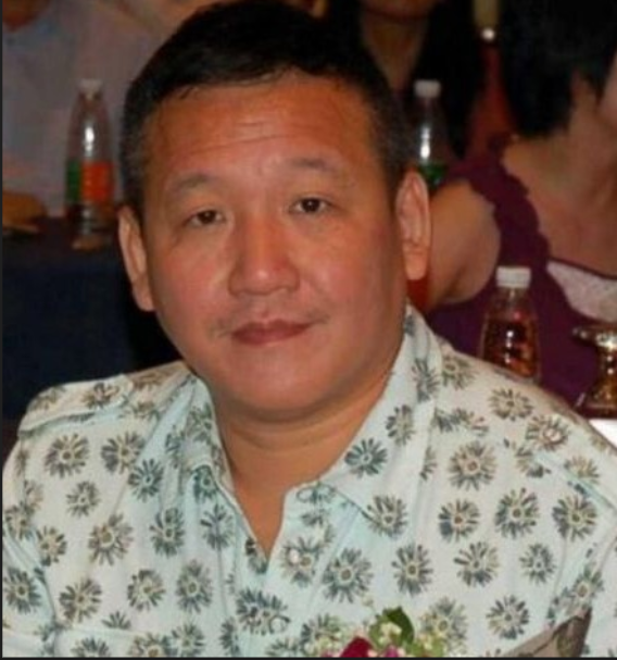 90年代末期,香港电影逐渐低产,郑祖因长相的问题戏路受限,在千禧年