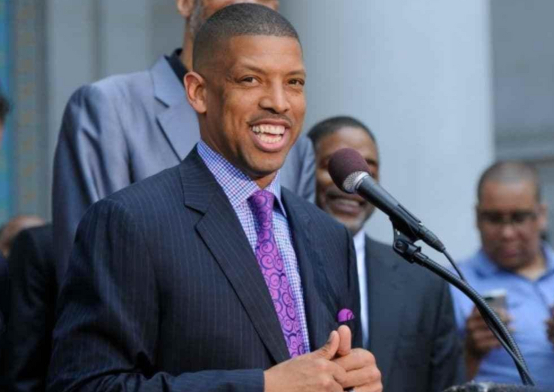 姚明引领中国篮球革新,杜德利竟成俄勒冈州长…球场英雄的政治之路