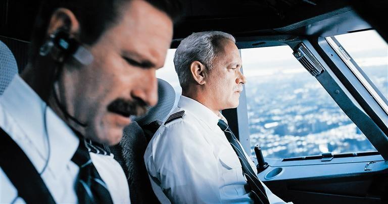 汤姆·汉克斯(tom hanks)饰演主人公萨利·斯伦伯格(sully)