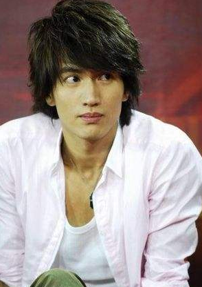 2002年 f4在举行巡回演唱会,平均每场观看人数都在3万以上.