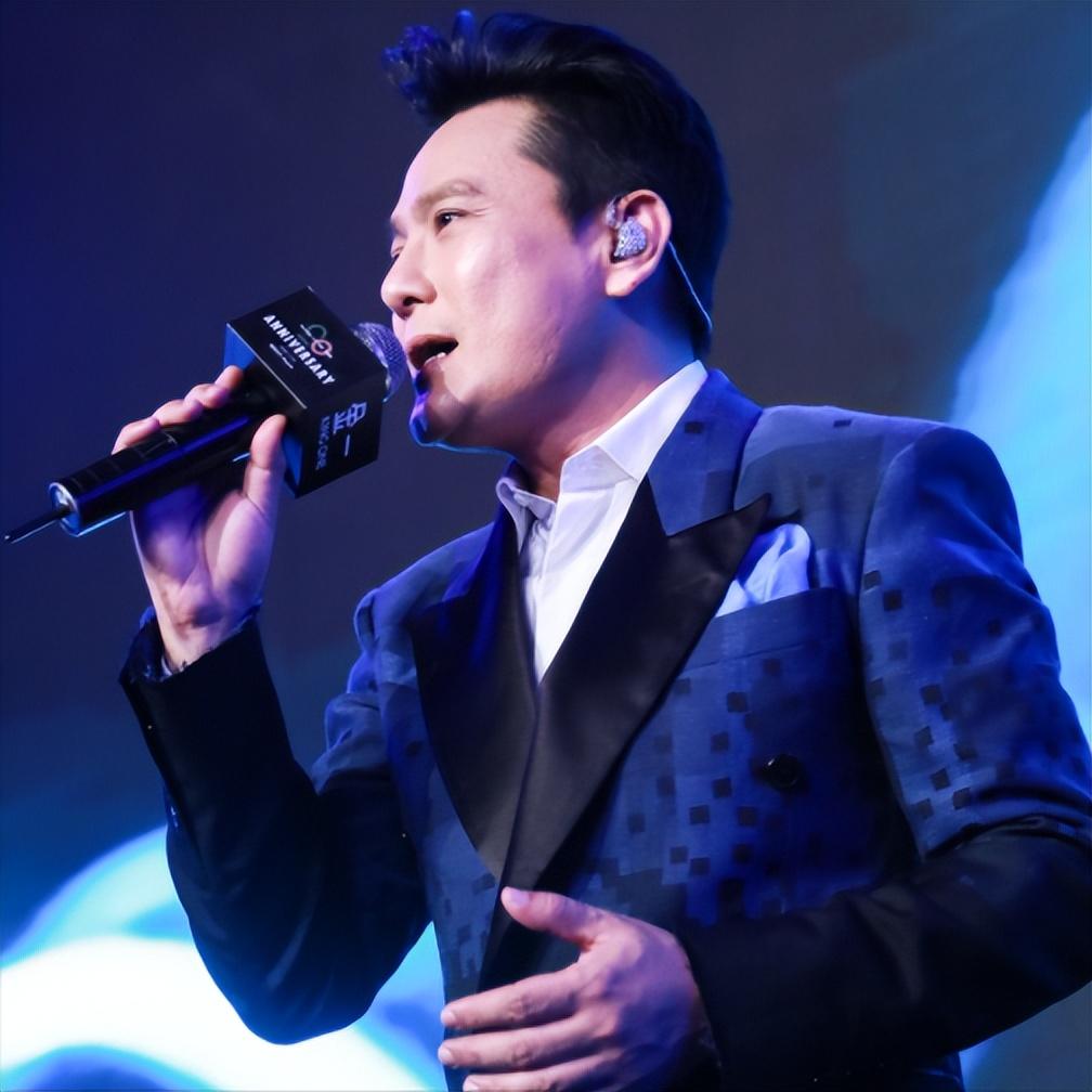 张信哲小时候常常能接触到音乐,环境的影响和极高的天分使得张信哲在