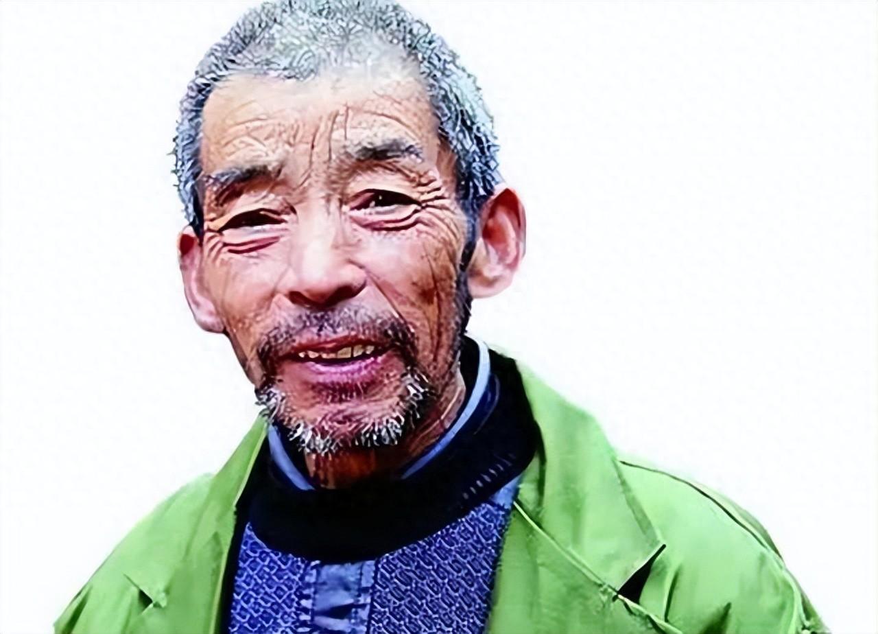 1992年,武汉一个名叫杨申林的42岁男子在摆地摊的时候,捡到一名女婴