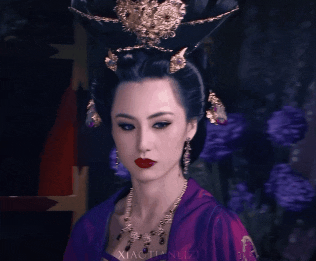 蓝燕的古装造型令人惊艳,无论是华贵的紫色服饰,还是雍容的红黄华服