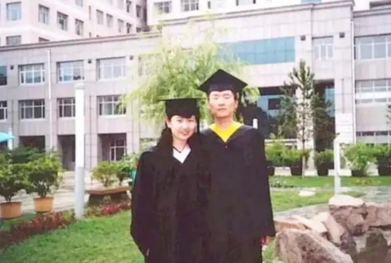 作为父母的掌上明珠,王越性格开朗大方,成绩也十分优秀,属于无论走到