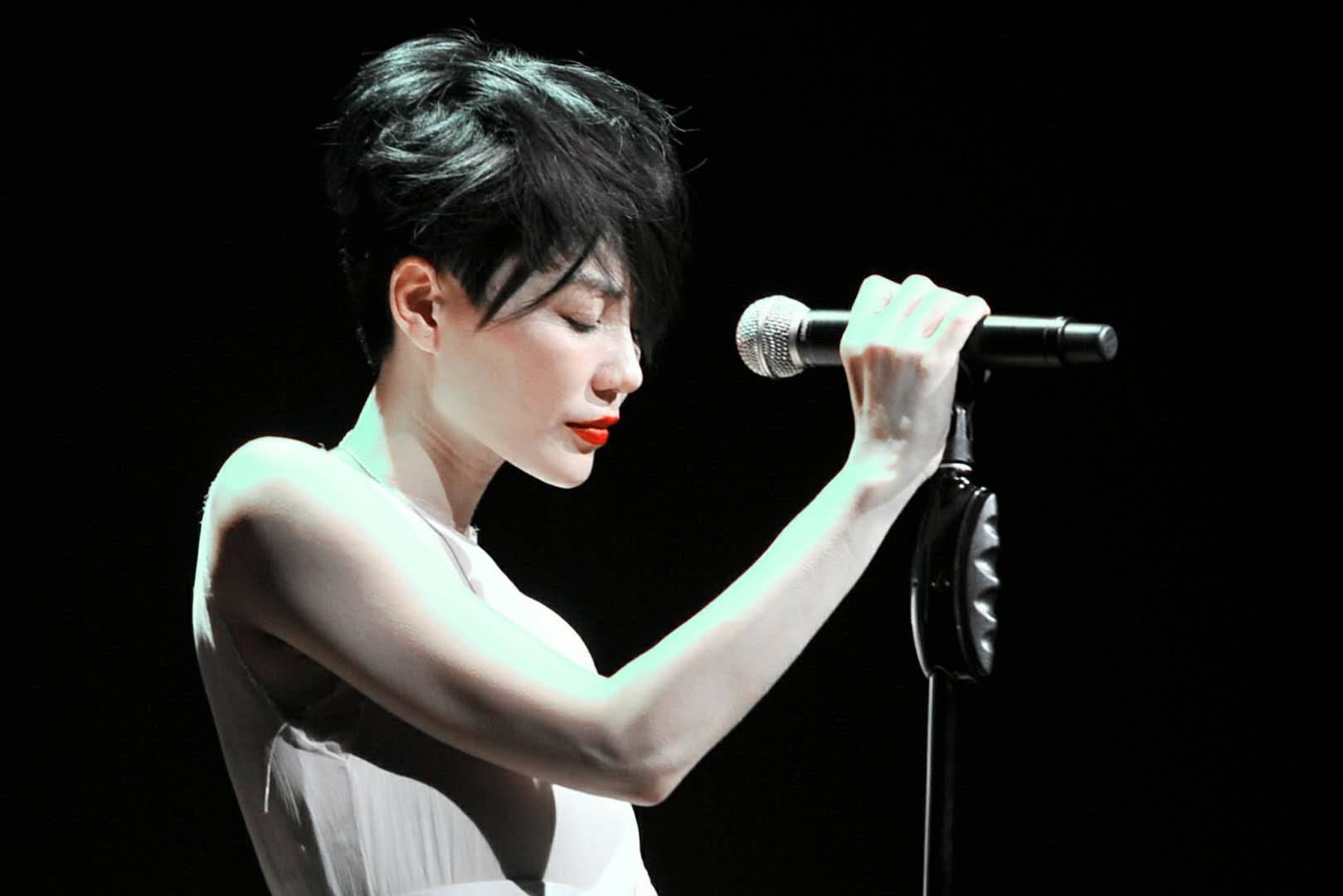 谢霆锋官宣再婚,与王菲在意大利科莫湖畔举行婚礼,谢贤期待已久