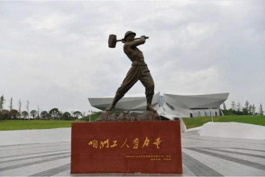 1950年陈明仁请还乡探亲的耿飚吃饭,席间坦承:和你的打赌我输了