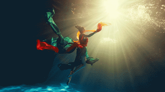 乌克兰185长腿美女上海公演,水下大秀曼妙舞姿,身材惊艳