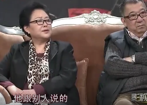 在斯琴高娃去世那一场镜头中,我们看见的是"白文氏"躺在床上,儿孙后代