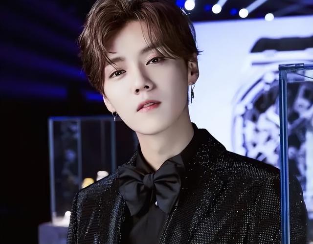 鹿晗出席电影首映礼,被指状态不佳颜值下滑,表现畏畏缩缩引热议