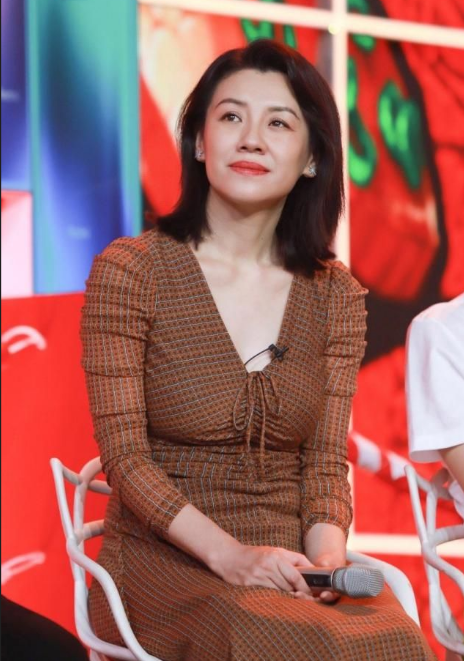 丁庚雅(杨心怡饰)德华嫁给了老丁之后,俩人所生的女儿,身旁的亲人都视