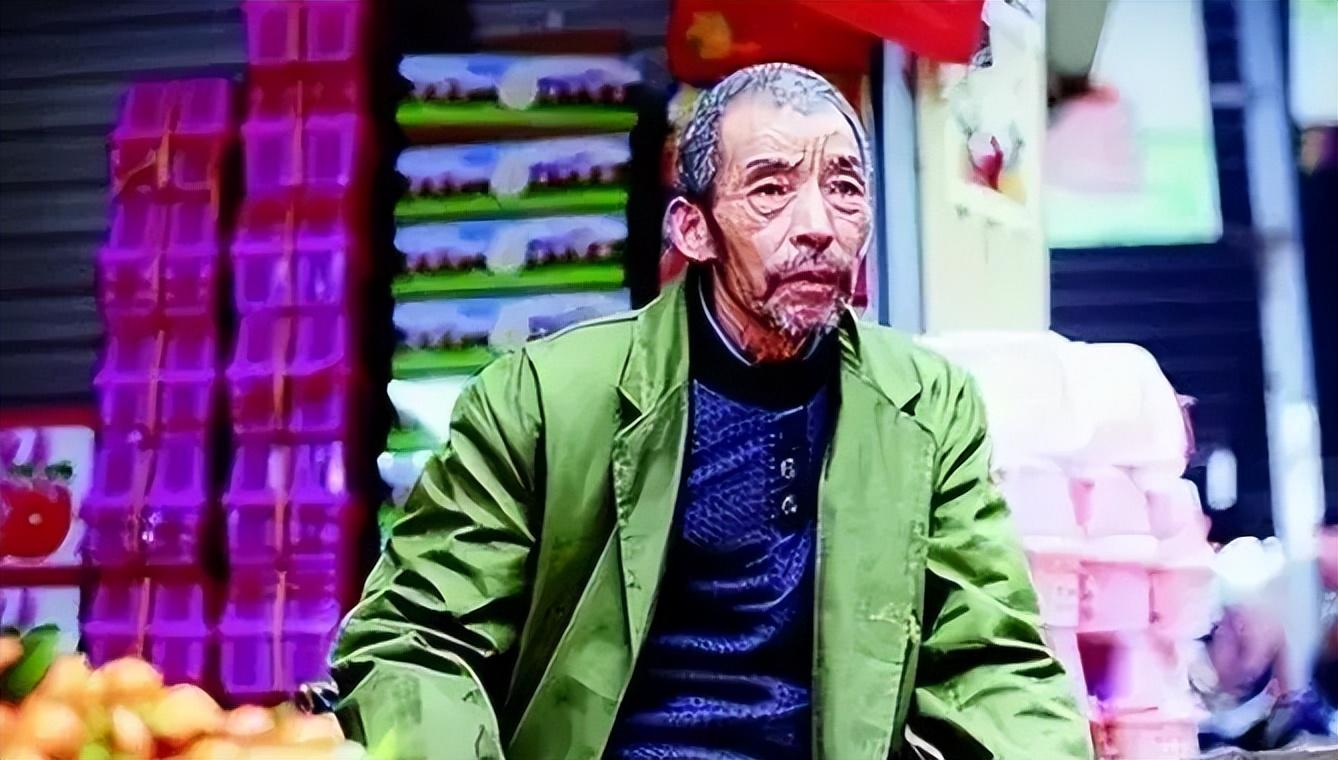 1992年,武汉一个名叫杨申林的42岁男子在摆地摊的时候,捡到一名女婴