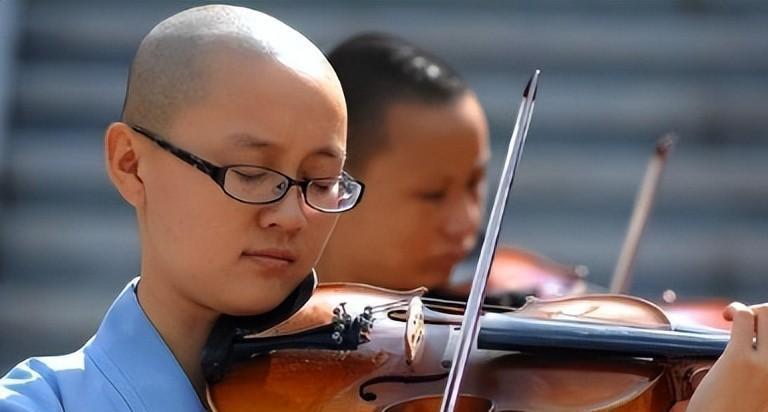 凭一张照片走红网络的美女尼姑